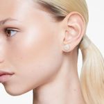 Pendientes-de-boton-Meteora-Blancos-Baño-tono-oro